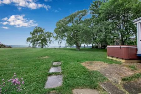 HOT TUB, Lake Front, King Bed Отели рядом с достопримечательностью «Парк штата Форт Ниагара»