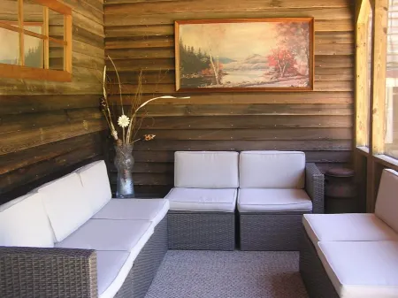 One of a kind historic farmhouse 10 minutes from Tryon Equestrian. Speaks French