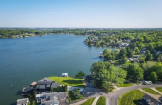 LAKEFRONT LUXURY HAVEN: LAKE HOME ON APPLE VALLEY LAKE IN OHIO w/ PRIVATE DOCK