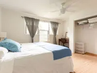 OCEANFRONT DUPLEX, with POOL, SAUNA and steps from BEACH ヒロのホテル