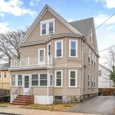 2 bedroom condo close to Boston and Cambridge with free parking