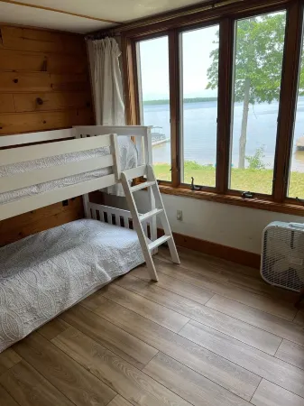 3 Br Lakefront Cottage on Beautiful Sandy Beach Lake Missaukee