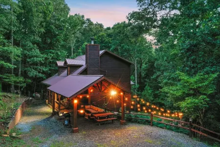 4Bdr+ Loft ~ Dog Friendly~ Hot tub~ Game Room ~ Resort Pool ~ Fire Pit- Ellijay