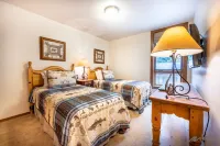 Superb 3 Br Townhome in Cascade Village w/Bikes, Shared Spa, Sauna & Cold Plunge
