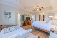 Spacious 3/2 poolside condo w/ beach access* 2 King beds* Comfortably sleeps 8!