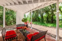 Charming Beach Cottage, 100 Steps to the Beach. Pet friendly. King Bed. Hotels in Wabasso Beach