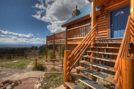 Log Cabin near Historic Cripple Creek, Hot Tub and Spectacular Views!