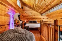 Romantic Cabarn w/ HotTub Lounge - Located on BSF!