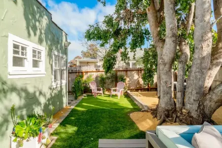 Charming Spanish Bungalow, 2 blocks from the water! Отели рядом с достопримечательностью «Serenity by the Sea»