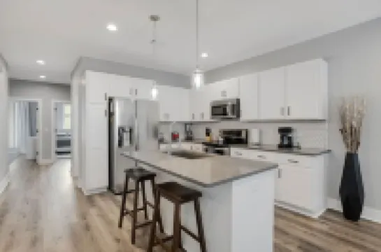 King Suite, Modern Loft Close to Downtown!