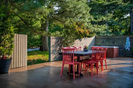 Cozy & Spacious home next to Gorgeous City Park - Outdoor Dining, Hot Tub & Gym! Отели рядом с достопримечательностью «Парк Роджер Уильямс»