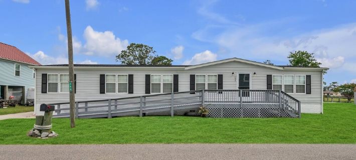 Charming waterfront  3-bedroom house Hotels in Currituck County