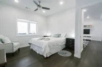 Beautiful Master Suite & Full Kitchen in New Home Hotels near Eastern Washington University JFK Memorial Library