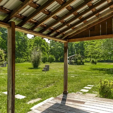 Remodeled Cabin, with creek, super close to Nashville