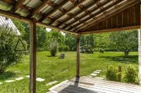 Remodeled Cabin, with creek, super close to Nashville