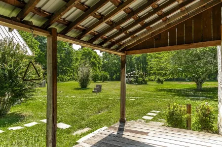 Remodeled Cabin, with creek, super close to Nashville