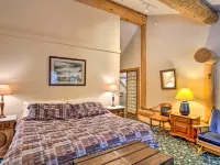 Luxury Riverfront Log Cabin Near Stevens Pass with Hot Tub & Two-Story Fireplace Hotels in Baring