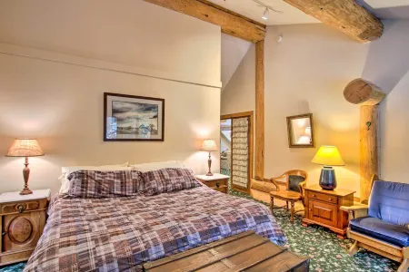 River frontage, luxurious Log Cabin near Steven's Pass Ski Resort on 1 acre.