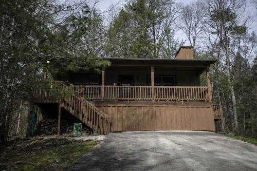 Adorable Cabin snuggled in the trees AND Smoky Mountains!