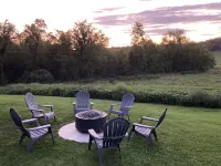 Cozy Vintage farmhouse in walking distance to Faylor Lake disc golf park.