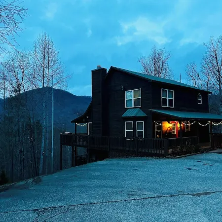 Moose Shack • Blue Ridge Mountain Cabin • Game Room, Fire Pit, Views