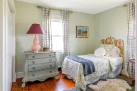Charming Cottage on beautiful Farm & Vineyard