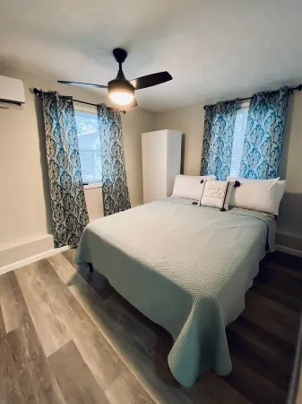 Quaint cottage a short walk from the GTOL strip! Отели в г. Дженива-он--Лейк