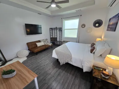 Private apt, king bed, full kitchen, huge shower. Hotels near Shoppes of Victoria Square