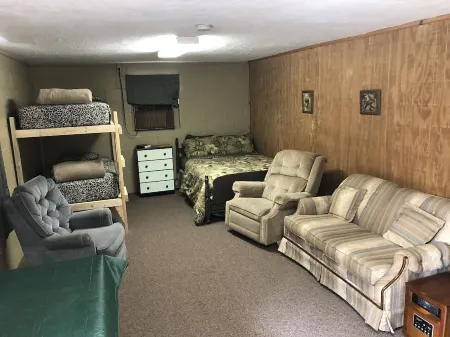 #2 Farm Charm Kitchenette near Wolf Pen trails, alcohol/smoke-free environment Отели в г. Polk County