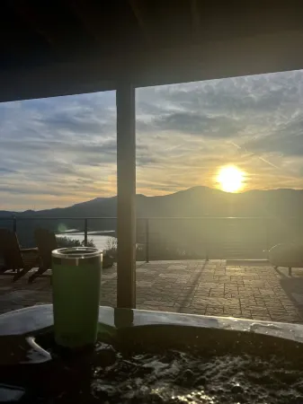 Beautiful New 5 Bedroom Log Cabin with Private Hot Tub Overlooking Lake Lure Отели рядом с достопримечательностью «Lake lure»