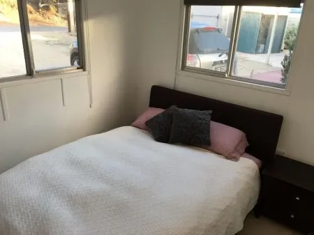 Rogues Weekender - right on the beach Отели в г. Ардросан