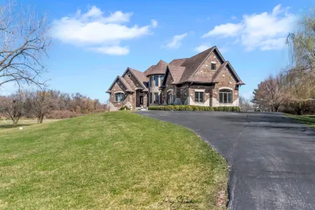 Mokena Manor: Luxury Living - Your Elite Escape!