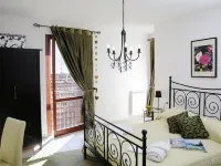 Lovely house close to the lake with panoramic lake and mountain views Hotels in San Siro