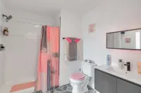 Pink Heaven Cozy Studio Apt. Near NYC/EWR with an Indoor Pool & Free Parking