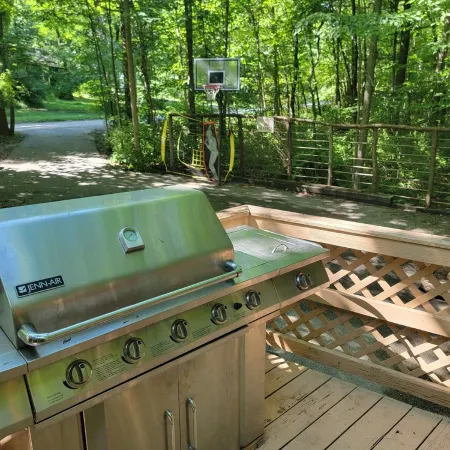 Charming lake cabin located next to Racoon State Park.