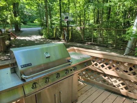 Charming lake cabin located next to Racoon State Park.