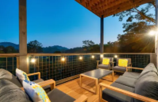 LUX Modern Cabin-VIEW- Privacy-Hot Tub-Heated Pool-Fire pit-Game room-Sleeps 20+