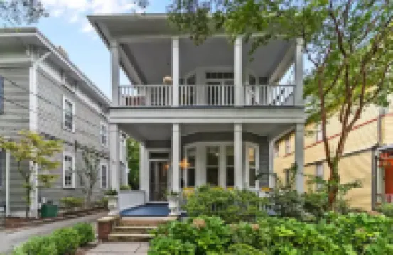 Beautiful Balcony one bedroom  steps to downtown River Walk !