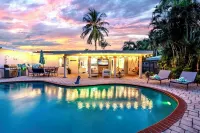 NEW 3Bed by the Beach- Game Room - Pool - Outdoor TV