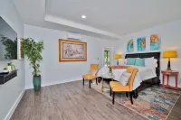 Modern Tropical 5 bd, 4 bath, heated pool, Mini Golf, tiki hut, outdoor bar 메리 브랜던 공원 주변 호텔