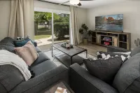 Walking distance to MIll Ave, Tempe Beach Park, Sun Devil Stadium, ASU. UPDATED! - Homestays
