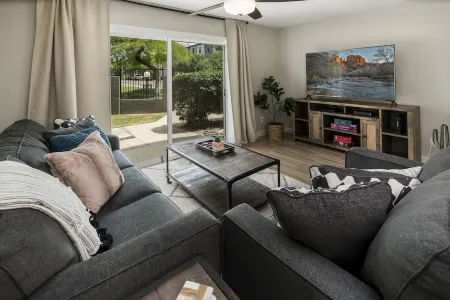 Walking distance to MIll Ave, Tempe Beach Park, Sun Devil Stadium, ASU. UPDATED! Отели рядом с достопримечательностью «ASU University Housing»