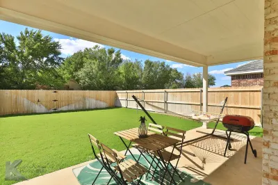 King Bed - Country Modern Farmhouse Abilene - Sleeps 18 close to Dyess AFB 헌터스 크릭 - 쇼핑센터 주변 호텔