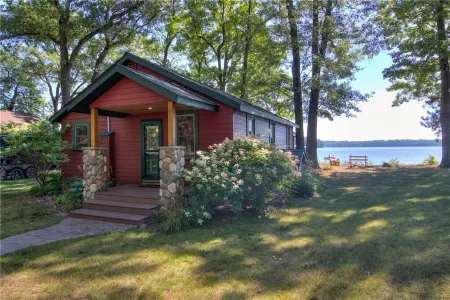 Charming 2-bedroom Hayward Cabin on Lac Courte Oreilles