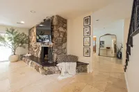 Charming Hollywood Hills Villa: Heated Pool, Unique Design, Peaceful and Private