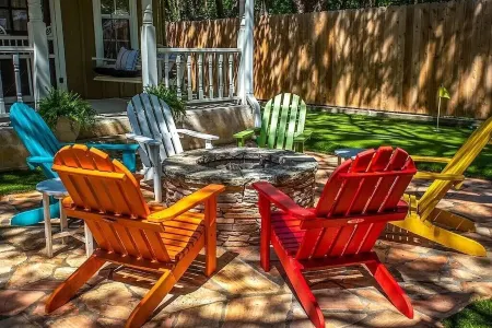 Charming 4-bedroom cottage, 4 BLOCKS OFF MAIN STREET!!