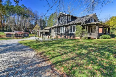 Lingerlong House on  Downtown Brevard's Most beautiful property!