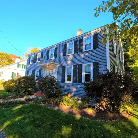 In-Town Kennebunk - Walk to Cafes/Restaurants/Shops, Beaches Minutes Away