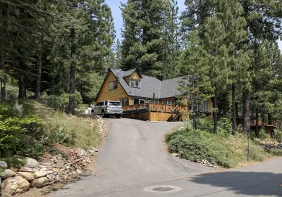 Walk to Olympic Valley Village! 斯闊穀與高山草甸度假村附近的飯店