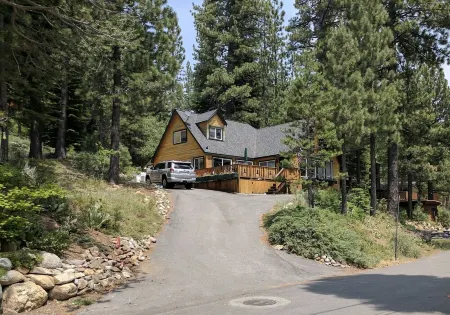 Walk to Olympic Valley Village! Отели рядом с достопримечательностью «Squaw Valley Ski Area»